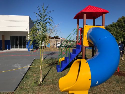 Parquinho infantil é instalado na nova sede do CRAS