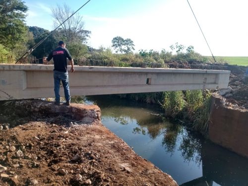 Ponte sobre o Rio Alegre está sendo substituída, na estrada rural Dona Helena