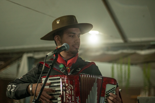 Artistas locais sobem no palco da Maior Festa Rural do Paraná no Show de Talentos