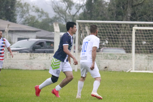 Mesmo com chuva, animo dos jogadores garante jogos emocionantes
