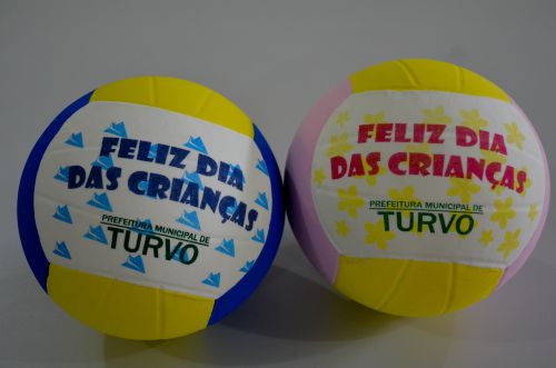 Prefeito entrega presente as crianças