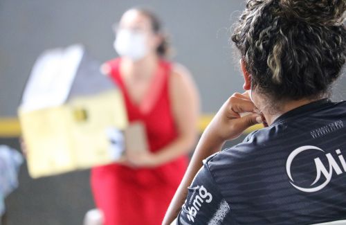 Encontro quinzenal do Programa Habitação Solidária, alerta famílias para o aumento do foco de dengue