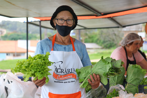 Feira do Agricultor abre espaço para comercialização de artesanatos 