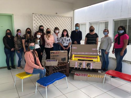 Entrega de Materiais CMEI Semente do Amanh 