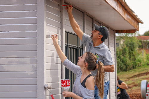 Solidariedade que move montanhas: Mutirão de pintura das casas da Habitação Solidária foi um sucesso graças a população turvense