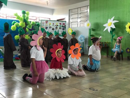 Com a estação mais florida do ano, alunos do CMEI fazem apresentação com o tema Primavera