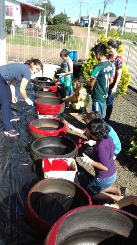 Trabalho de reutilização de pneus com alunos no Cras