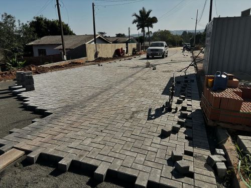 Obras de pavimentação em paver no Jardim Bela Vista. Investimentos de R$ 1 milhão e 300 mil.