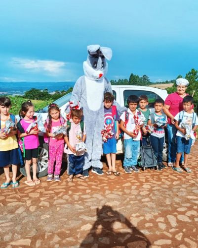 Departamento de Assistência Social de Cândido de Abreu entrega ovos de chocolate para as crianças das escolas da cidade e interior
