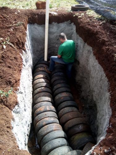 Construção de fossa de evapotranspiração