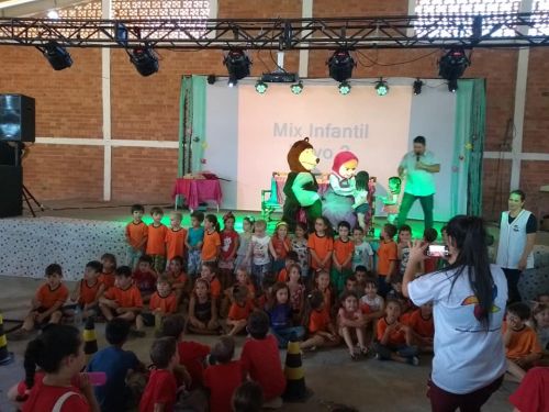 Apresentação teatral para crianças da rede municipal