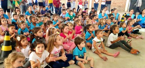 Apresentação teatral para crianças da rede municipal