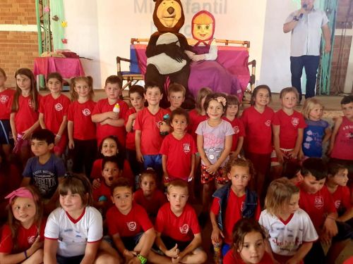 Apresentação teatral para crianças da rede municipal