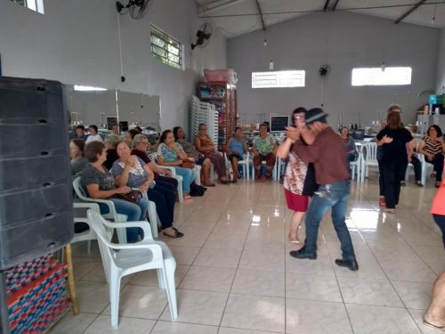 Dinâmica do abraço com o grupo da terceira idade