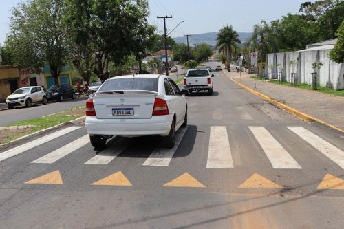 Para dar mais segurança a motoristas, ciclistas e pedestres, a Prefeitura de Cândido de Abreu implanta faixas elevadas em frente escolas e na área central da cidade