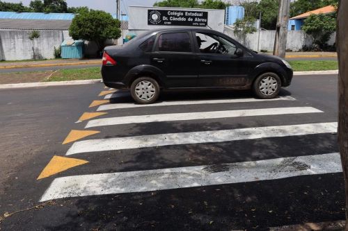 Para dar mais segurança a motoristas, ciclistas e pedestres, a Prefeitura de Cândido de Abreu implanta faixas elevadas em frente escolas e na área central da cidade