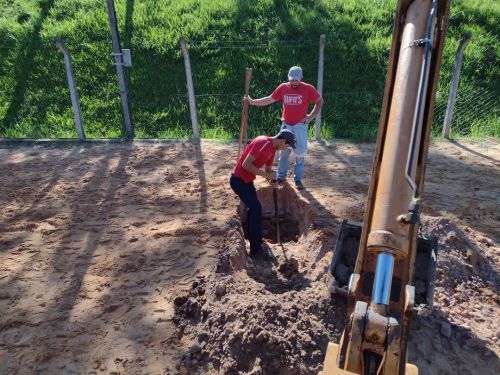 Prefeitura de Cândido de Abreu realiza manutenção no campo e na quadra de vôlei de areia do Centro Social