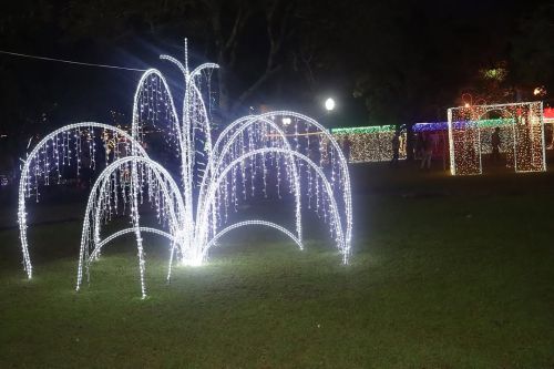Neste sábado, dia 21 de dezembro, na Praça José Malucelli França, aconteceu a Cantata de Natal, que também marcou o lançamento das luzes natalinas, criando uma atmosfera mágica e encantadora para todos.