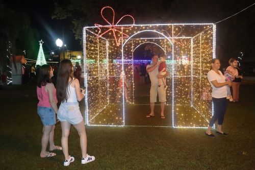 Neste sábado, dia 21 de dezembro, na Praça José Malucelli França, aconteceu a Cantata de Natal, que também marcou o lançamento das luzes natalinas, criando uma atmosfera mágica e encantadora para todos.