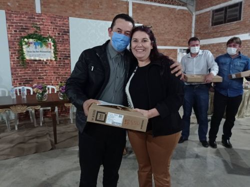 PREFEITURA REALIZA A ENTREGA DE UM NOTEBOOK PARA CADA PROFESSOR DO MUNICÍPIO