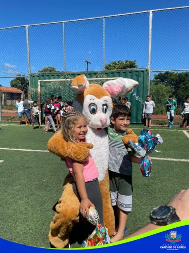 COELHINHO DA PÁSCOA DISTRIBUI OVOS DE CHOCOLATE PARA CRIANÇAS DO MUNICÍPIO