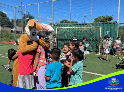 COELHINHO DA PÁSCOA DISTRIBUI OVOS DE CHOCOLATE PARA CRIANÇAS DO MUNICÍPIO