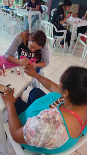 Assistência Social realiza oficina de manicure - Técnica de desenho do espartilho