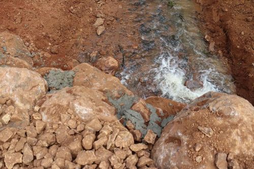 Prefeitura de Cândido de Abreu substitui mais uma ponte de madeira por bueiro de concreto e chega a 85 substituições