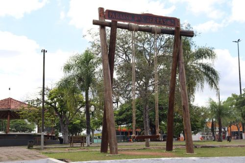 Prefeitura de Cândido de Abreu instala balanço gigante na praça José Malucelli França e no Morro do Cristo