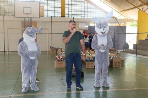 Prefeitura de Cândido de Abreu entrega ovos de chocolate a alunos da rede municipal de ensino
