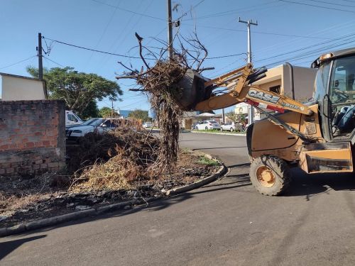 Prefeitura de Cândido de Abreu realiza trabalho intensivo de limpeza nos bairros do Município
