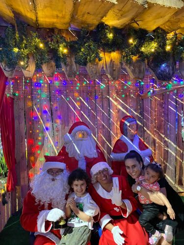 Praça dos Pioneiros recebe Papai Noel e Mamãe Noel para abrilhantar festa natalina