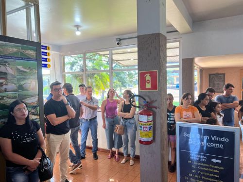 Chefe do Poder executivo recebe pais de estudantes da rede estadual no Paço Municipal