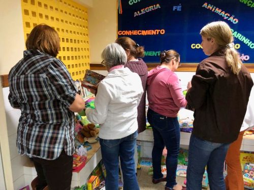 Escolas municipais recebem novo kit de livros para as bibliotecas