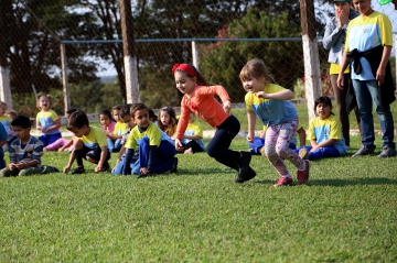 Alunos participam de jogos e brincadeiras cooperativas
