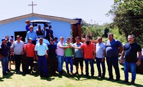GOVERNO MUNICIPAL DE CATANDUVAS ENTREGA TRATOR AGRÍCOLA À ASSOCIAÇÃO DE PRODUTORES RURAIS DAS COMUNIDADES NOVA COLÔNIA, RIO DA ILHA E SÃO ROQUE.