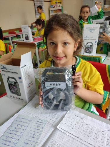 Secretaria de educação realiza entrega de brinquedos em Escola e CMEI do município