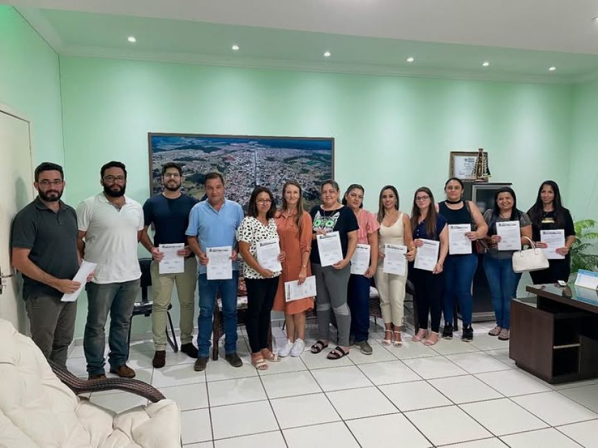 Prefeito Christiano recebe novos servidores