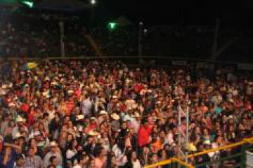 Confira as fotos do 15  Santo Incio Rodeio Show..=>