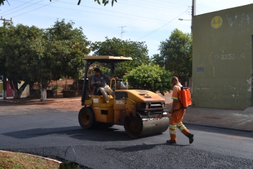 Prefeitura realiza recapeamento asfltico na cidade...
