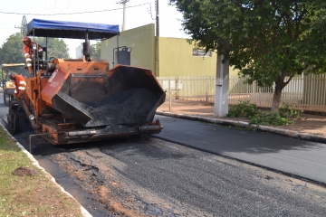 Prefeitura realiza recapeamento asfltico na cidade...