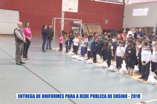 Entrega de uniformes escolares aos alunos da Rede Municipal de Ensino