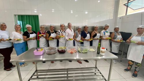 Cozinha Comunitária Escola do Centro da Juventude de Ivaiporã promove alimentação saudável e formação