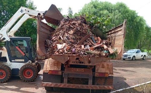 Em 14 dias, Prefeitura de Ivaiporã recolhe 283 caminhões de lixo e entulhos de quintais em 13 bairros  
