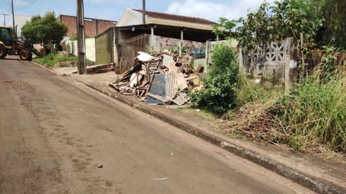 Em 14 dias, Prefeitura de Ivaiporã recolhe 283 caminhões de lixo e entulhos de quintais em 13 bairros  