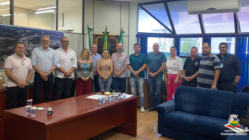 Em reunião com representantes da Caixa Econômica, prefeito inicia tratativas para realização de diversas obras no município