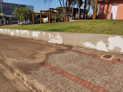 Nos preparativos para o natal, prefeitura realiza limpeza completa da Praça Padre José Rossi