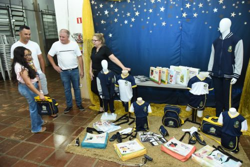 Prefeitura distribui uniformes, apostilas e materiais escolares em São Pedro do Ivaí