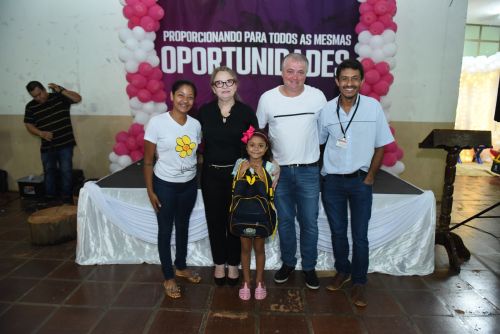 Prefeitura distribui uniformes, apostilas e materiais escolares em São Pedro do Ivaí