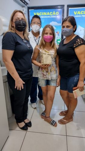 Prefeita Regina acompanha início da vacinação de crianças e entrega "certificados de coragem" 